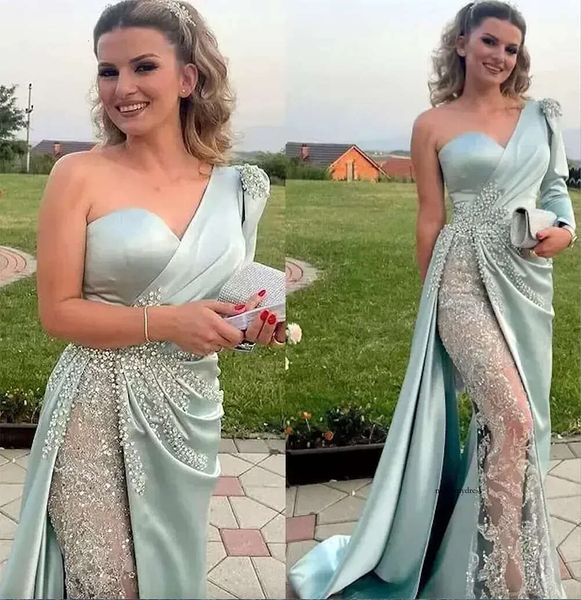 2023 Designer Abendkleider lange Ärmeln eine Schulter -Perlen -Paillon Spitze Ruch -Kristalle Meerjungfrau Seitenschlitz Custom Made Prom Party Gown Plus Size Vestido 0509