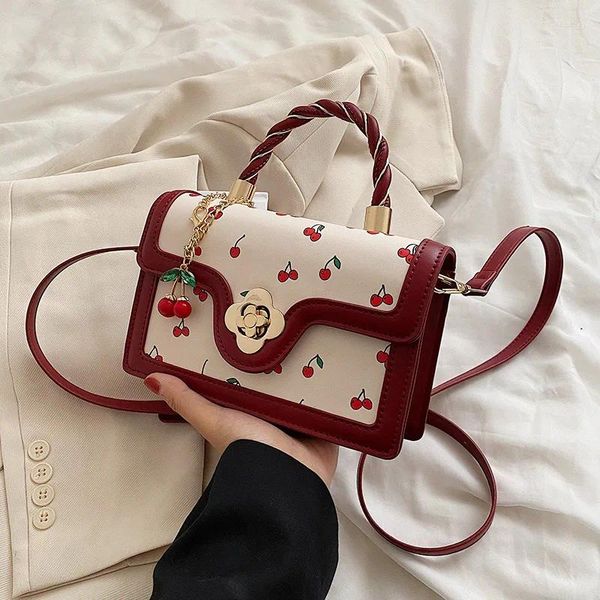 Bolsas noturnas 2024 Mulheres pequenas e requintadas Moda versátil Messenger Bag Sweet Cherry Square Chains Crossbody carteira