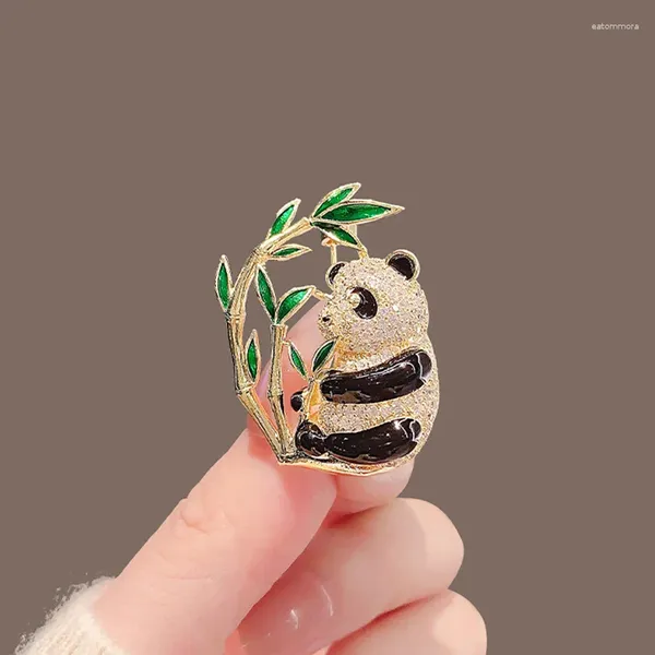 Spille 2024 Cute Animal Panda Metal Shinestones Spettaio Bamboo Pins Elegante Pins Batterie per maglione Accessori per gioielli Regali