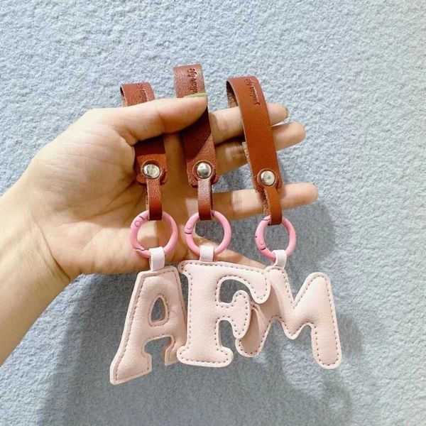 Tornari percorsi Creative English Letters PU Leather Keychain per zaino per auto Penderant Fashion Key Chains Bag Bag Ornament Girl Gift J240509