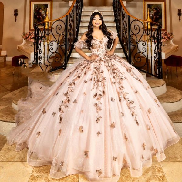 Vestido de bola brilhante rosa claro que Quinceanera se vestem do ombro Applique de ouro