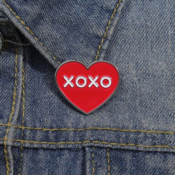 Rote Herz Emaille Pins umarmt Kuss Symbol Valentinstag Broschen Revers Badge Rucksack Kleidung Schmuckzubehör für Liebhaber