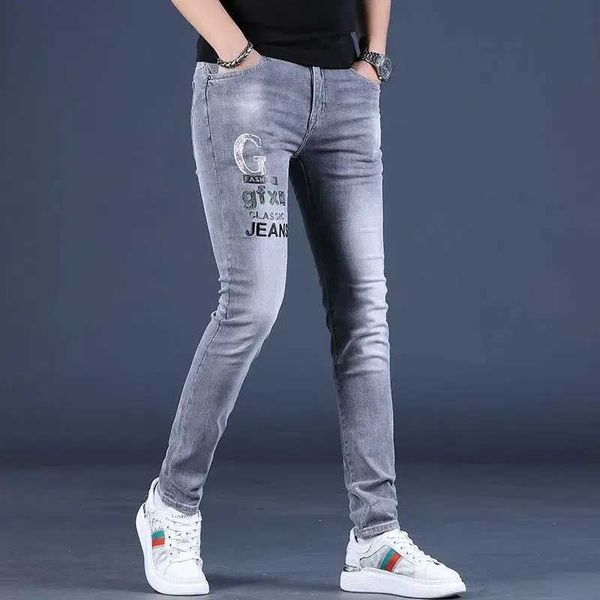 Jeans masculinos moda e moderna Luxo Rhinestone Design Mens Classic Jeans Relax Fit Denim Rua Clowarding Grey Troushers Q240509