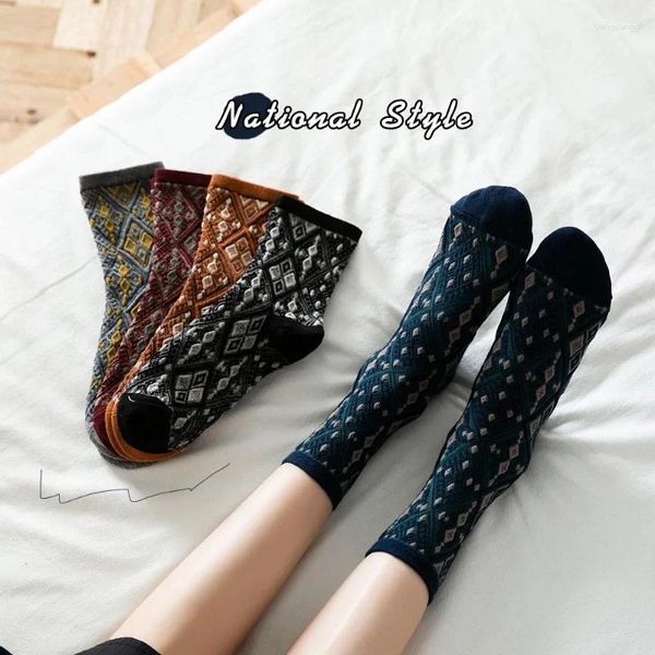 Frauen Socken hochwertige Baumwollfrau Mode Stickerei Ethnische Harajuku Retro Long Sock für karierte Vintage Streetwear Crew