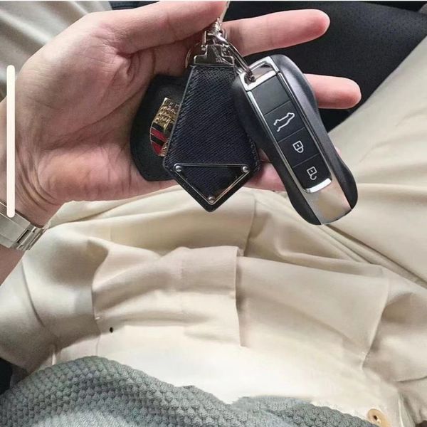Umgekehrter Dreieck p Metallbrief Schlüsselbund Persönlichkeit Advanced Sense Anhänger 3-in-1 kleine Tasche Dekorative Hosen Anhänger Keychain-Tasche