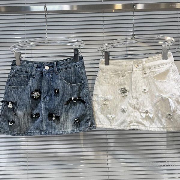 Signe 2024 Summer Style Classic Style Rhinestone Parl Fiore decorativo Modello di denim Gonna per donne Jean bianco corto