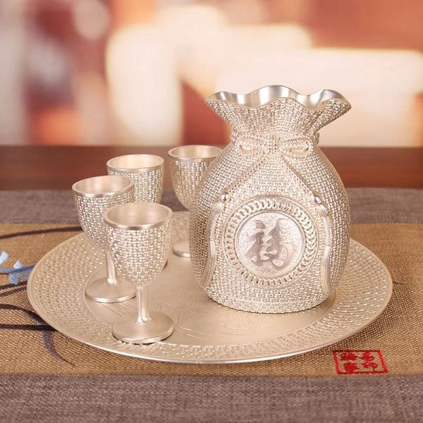 Vinho vintage de alta qualidade Conjunto de vinhos de alto valor Torrada de casamento Copo da sala de estar doméstica Sala de estar decorativa Conjunto de vinhos Acessórios para barra