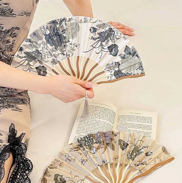 Produkte im chinesischen Stil Chinesischer Stil Seidenlüfter Klappern Fan Hochzeit Fan Art Geschenke Tanzhand Fan Vintage Bambus Klapp Hand Hold Flower Fan