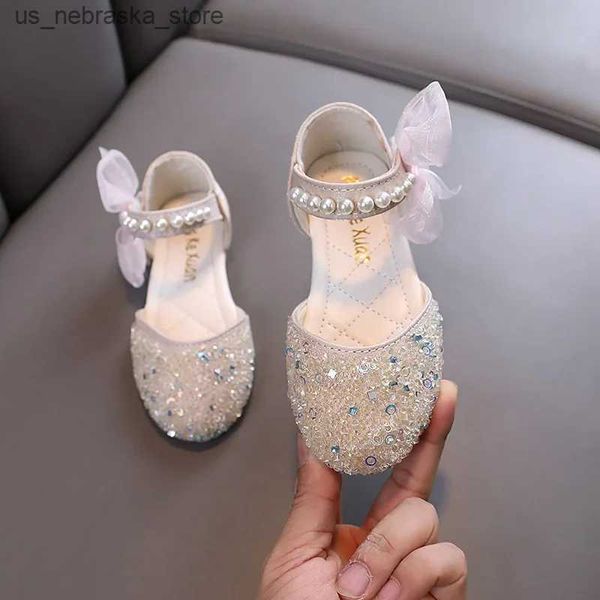 Sandálias de chinelos 2024 Novos crianças para meninas Princesa de verão Pearl Bowknot dança moda doce crianças sapatos de noiva não deslizamento Q240409