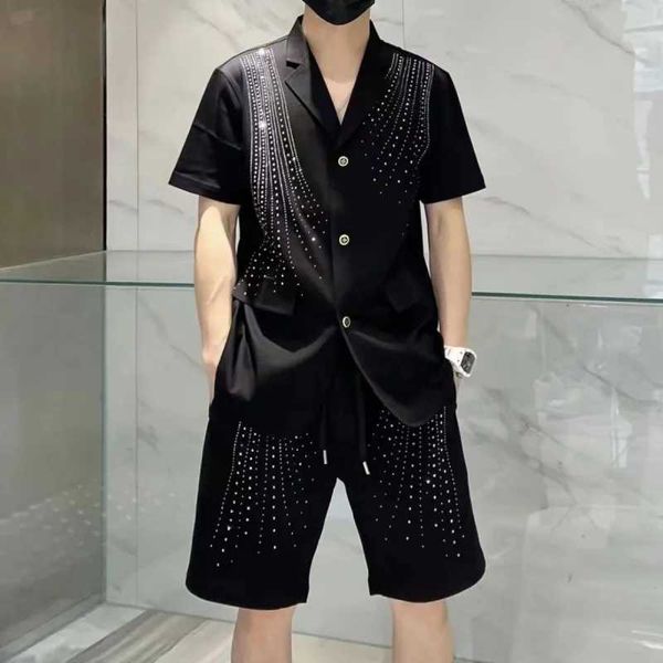Testes masculinos New Summer Summer Set Man Suit Corean Trend Drilling Hot Drill Slve Blazer Casual Mens Dress 2 peças (camisas+shorts) Y240508