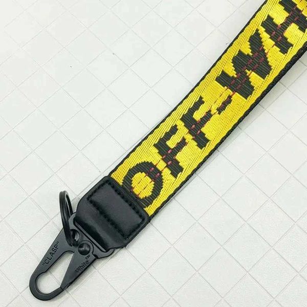 Chave do carro 2024 Hot Off Off amarelo e branco Keychain Letters Fashion Lists Keychains com chaveiro de pulso para a cadeia de chaves do carro T240509