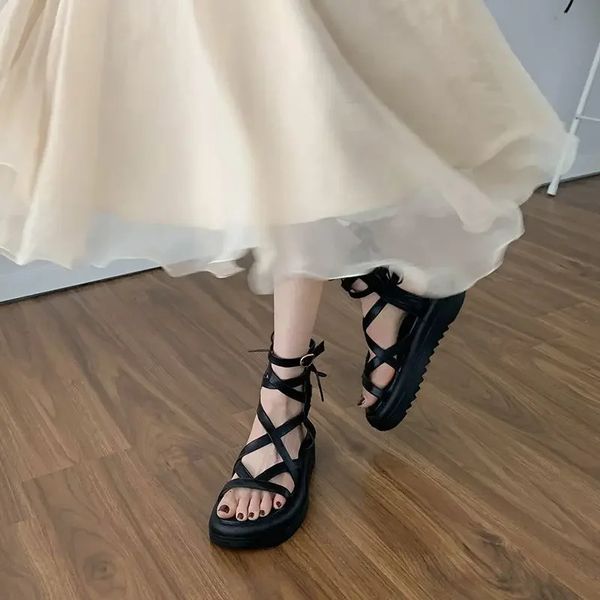 In stile romano estate nera 2024 con calzature cinghie scarpe da donna sandali aperti per donne piattaforma zip ogni giorno VIP il sandalo 240426