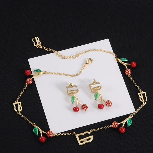 Cherry Ohrringe Designer Ruby Anhänger Ohrringe Damen Mode Schmuck Set Luxusbuchstaben Anhänger Halskette Pflanzenhals Halsspitzenketten Kirschen Sets Halsketten