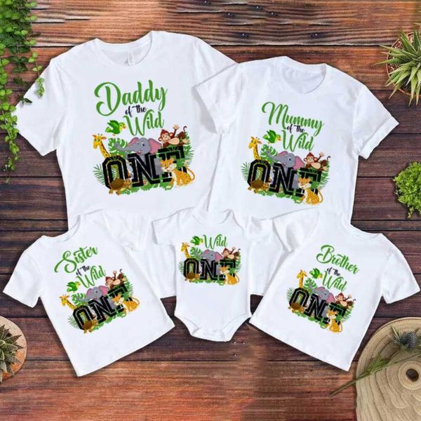 T-Shirts Wild One Family Matching Outfit Jungle Party Vater Mama Schwester Bruder aus Look T-Shirt Baby Geburtstag Strampler Familienhemd Tops T240509