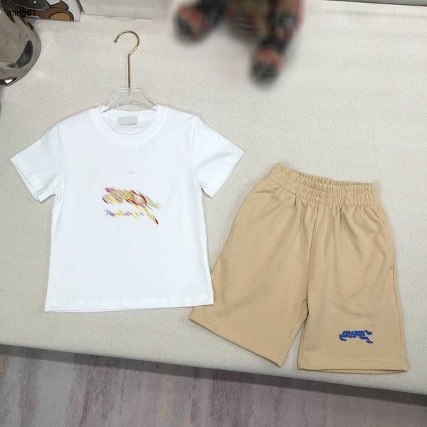 Marke Baby Tracksuits Sommer Jungen kurzärmeliges Set Kids Designer Kleidung Größe 100-150 cm Buntes Knight Print T-Shirt und Khaki Shorts 24may