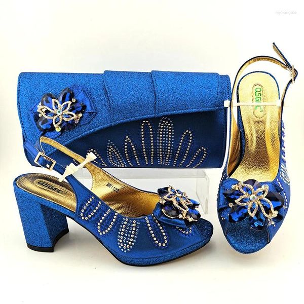 Scarpe eleganti Design italiano Donne e sacchetti set con colorato decorazione in metallo in cristallo in colore blu reale