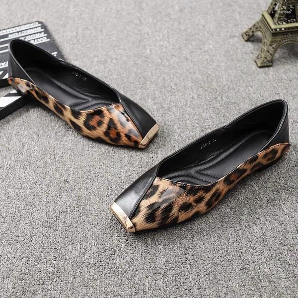 Lässige Schuhe flache weiche Sohle Leder Sandalen Frauen Flats Square Metal Head Persönlichkeit Leopardenmuster Mary Jane Ballet Zapato