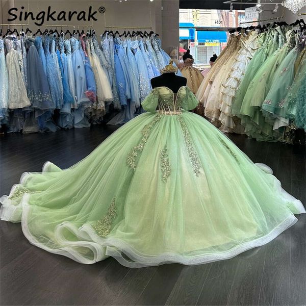 Sage Green Princess Quinceanera Dresses in pizzo Applique Abito da ballo in rilievo fuori dalle spalle Cristalli di spalla Birthing Vestitido Court Train