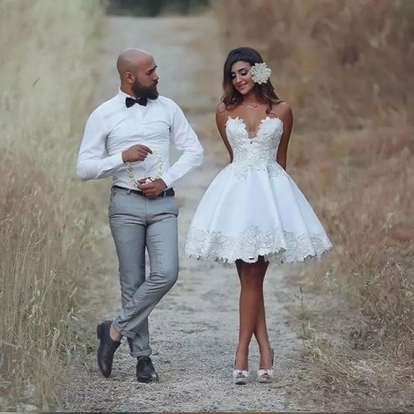 Bella spiaggia Abiti da sposa corti a cuore torcini gonfio a una linea di raso bianco e mini abiti da sposa di abiti da sposa di tulle