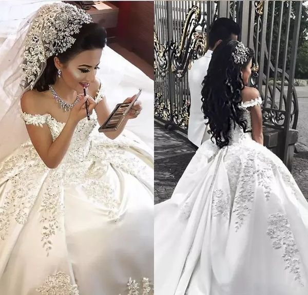 Arabisch Dubai Wunderschönes Ballkleid Brautkleider Perlen Spitzen Applikationen von der Schulter Lange Satin Prinzessin Brautkleider Court Zug 2024 Weißer Braut Vestido de Novia