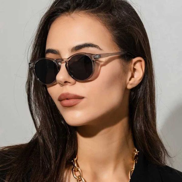 Occhiali da sole 2024 Nuova piccola cornice retrò donna Rice Round Girl Girl Trendy versione coreana di qualità Eyewear Uv400 Shades Q240509