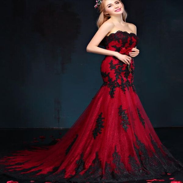 Vestidos de noiva de sereia gótica preta e vermelha.