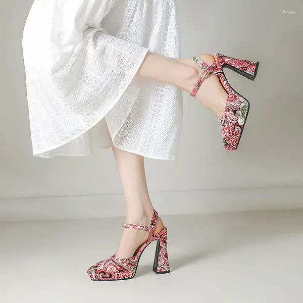 Отсуть обувь Элегантная модная летние сандалии женщина 2024 заостренные пальцы на ногах на пятках на каблуках.