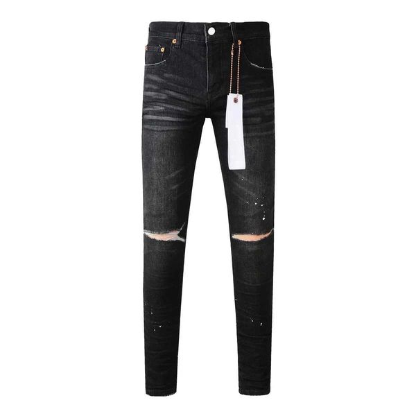 Jeans maschile viola roca jeans sono alla moda e vernice nera di alto livello con una riparazione del foro tagliato a coltello per pantaloni di denim a basso aumento Q240509