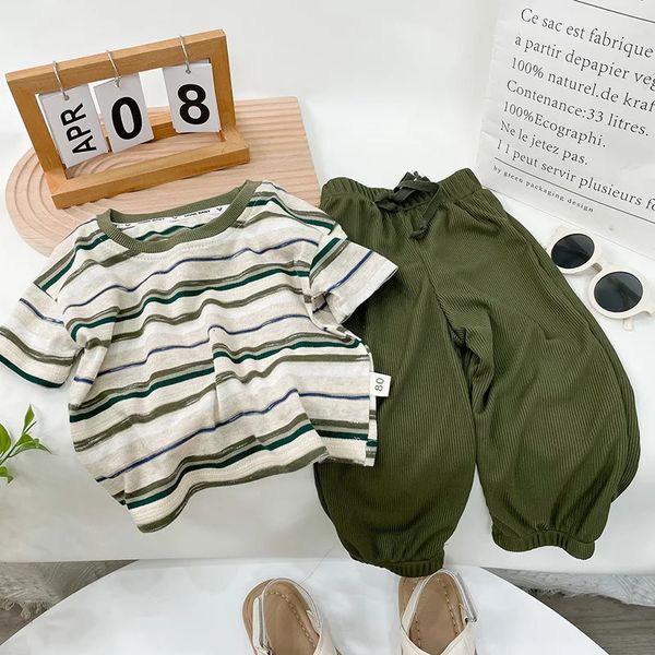 Kinder setzt Verkaufspreise Jungen Anzüge Summer Clothes Childrens Shortsleeved Hosen Kinder Outfit 240426