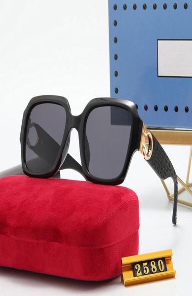 Gli ultimi classici telai neri femminili occhiali da sole vino Accessori di moda twopice rossi logo oro nobile temperamento passerella in passerella NE2161776
