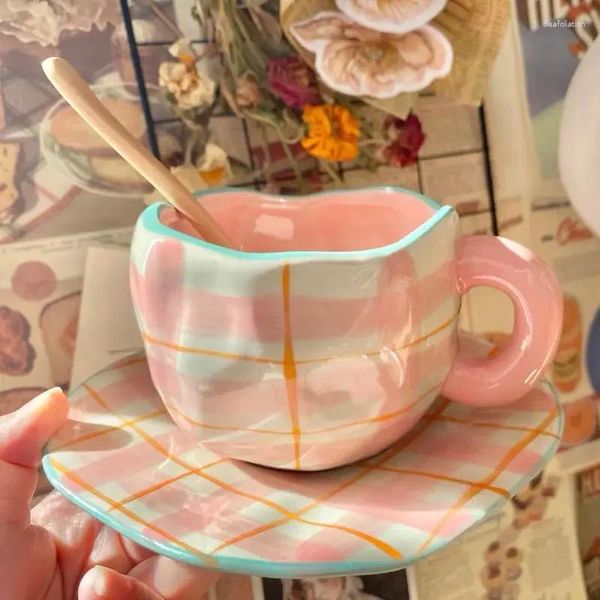 Kupalar el boyalı mavi gökyüzü beyaz bulutlar kahve kupası ile seramik el yapımı çay bardak tabağı seti güzel hediye düzensiz