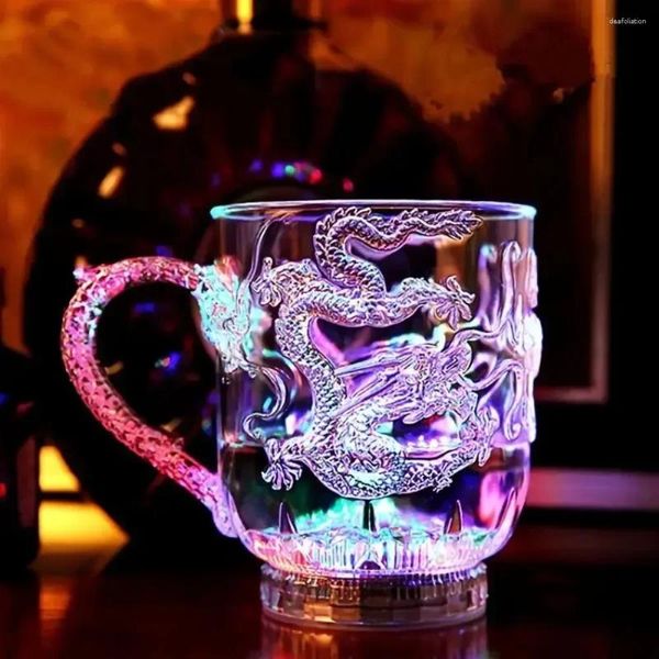 Tassen 1pcs farbveränderte leuchtende LED Dragon Tasse Wasser aktiviertes Lichter Bier Kaffeelte Tee Wein Whisky Bar Tasse Reisen Kreatives Geschenk