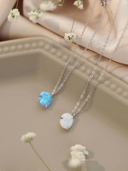 Seryaklar Sterling'den yapılmış basit mavi veya beyaz renkli yuvarlak opal kolye, kadınların çok yönlü zarif ihtiyaçları için 925 gümüş