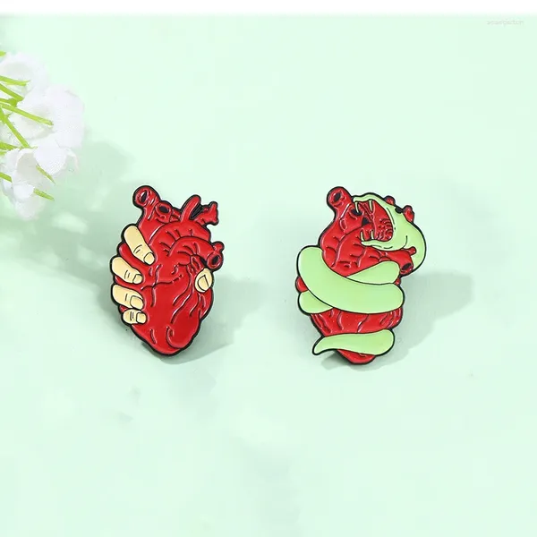 Broches Snake Winding Heart Dê meu Pin Lapel Pin Red Backpack Jacket Punk Badge