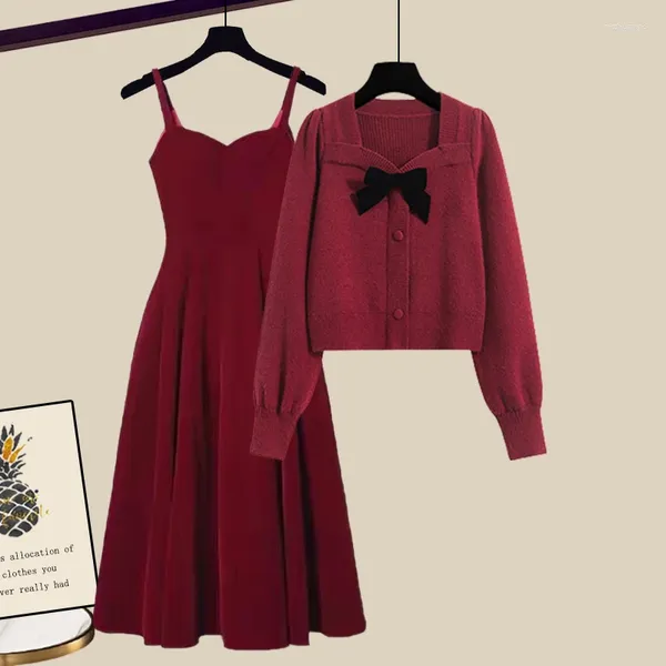 Vestidos de trabalho outono Inverno 2024 Ano feminino Conjunto de roupas da feminina Versão coreana do suéter vermelho retro com um vestido de duas peças