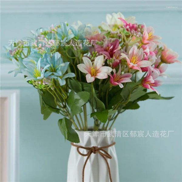 Dekorative Blumen 5pcs/Los 18 Köpfe kleine Lilie künstliche Heimdekoration Hochzeit Display Seiden falsche Bouquet Vase Blume