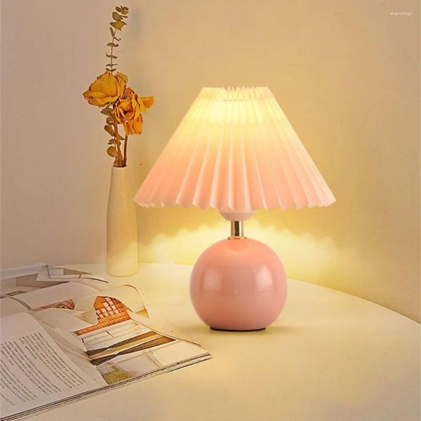 Lâmpadas de mesa Lâmpada plissada nórdica DIY dobrável 5W 220V Art ATMOSFERA Bedroom Bedside Night Light Dimmable Book Decoração em casa