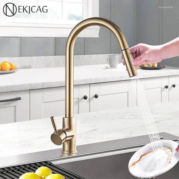 Rubinetti da cucina lussuosa lavabo oro spazzolato rubinetto mixer freddo tocco a 360 ° sulla ponte a rotazione superficie di supporto a due modalità di uscita