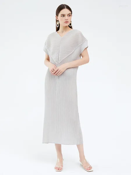 Abiti per feste Miyake pieghettata 2024 Summer V-Neck Love Designer Dress Long One Shoulder Corea Causal Women Abbigliamento