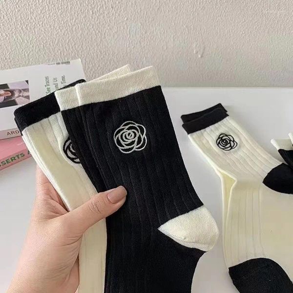 Mulheres Socks 2 Par de outono Inverno de alta qualidade Elegante clássico clássico preto e branco Tubo bordado Rose Pattern Harajuku