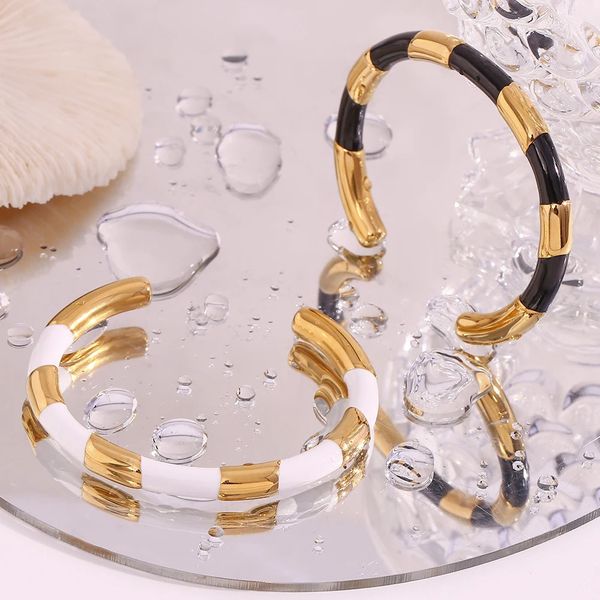 Braccialetti di braccialetti di braccialetti di braccialetti per cuffie bianche nera con petto di colore grosso impermeabile per donne braccialetti in acciaio inossidabile oro.