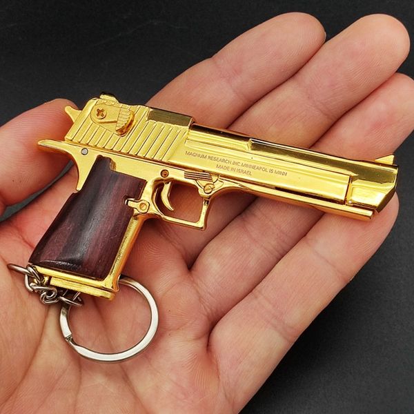 Goldene Farbe Wüste Eagle Pistolpistolenmodelle 1: 3 Schlüsselbund -Anhänger für Autoschlüsselschlüsselkettenring Metallpistole Hänge Dekoration Miniaturmodell Ornamente Spielzeug 064