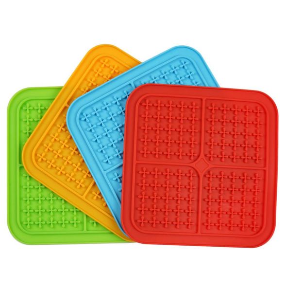 Pet Feeding Lick Mat Fun Alternative to Slower Feeder Dog Bowl Silicone calming bloc para alívio da ansiedade Mats de tratamento de QI KDJK21034367099