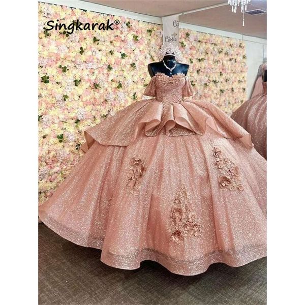 2024 Gül Altın Quinceanera Elbise Balo Elbisesi Omuz Çiçeklerinden Aplikeler Boncuk Pageant Tatlı 15 Parti Giymek Özel