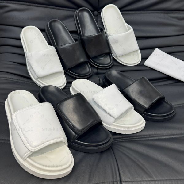 Slides in pelle nappa imbottiti Designer Slipper Mens Summer Beach Outdoor Pianificazione Flat Sandalo Sluota a triangolo in metallo Triangolo Triangolo Solva di gomma in gomma