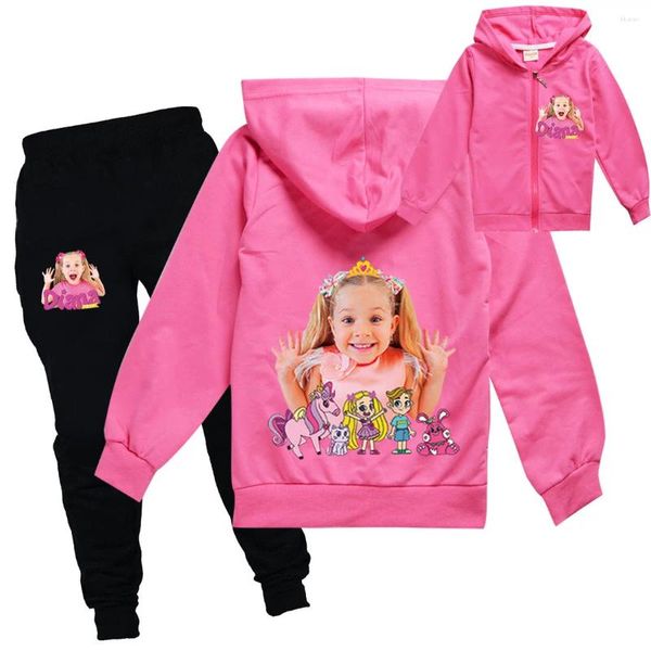 Комплекты одежды Диана и Рома показывают одежду детские девочки с толстовкой с толстовкой с толчкой на молнии.