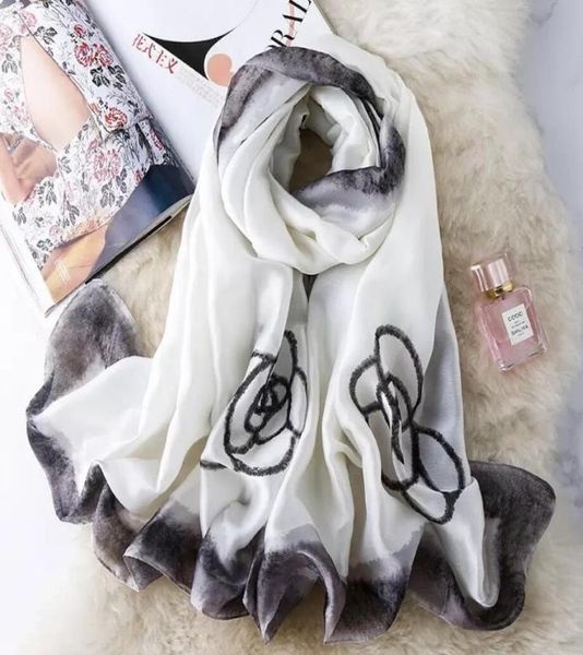 2021SS Mulheres famosas designers de impressão de flor lenços de presente de alta qualidade lenço de seda pura verão outono misto color fino verão sunscr4246750