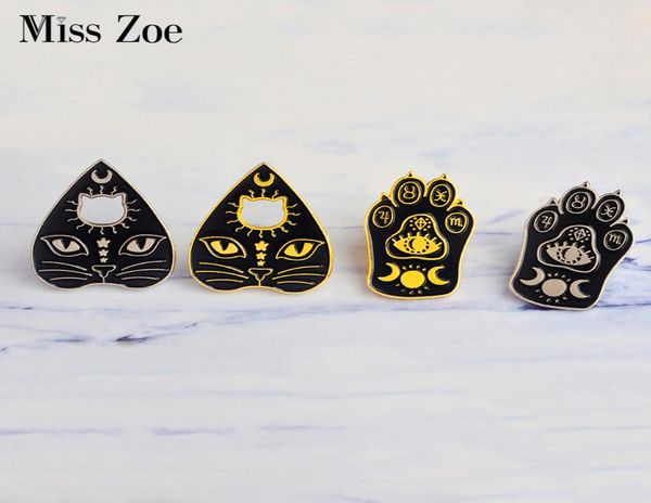 Miss Zoe Witchcat Black Cat Paw Star Moon Eye Witch Craft Magic Course Pins Gold Spillo argento Batteria in denim Gioielli GEF5966140