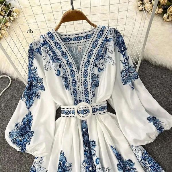 Lässige Kleider Women Bohemian Kleid 2023 Frühlings Sommerdruck Langer Laternenhülle gegen Nacken Korsett Slim Knopf Faltenurlaub C5