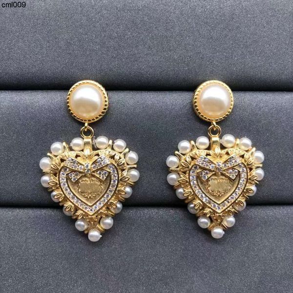 Stud Ladies Novo Projeto de Brincos de Brass Retro Projetado Cartas da marca Pearls pendentes Gold Plated Anti Allergy Womens Ear clipe Jewelry Wedding Party Gift